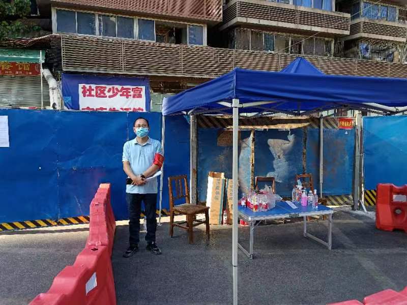 刘辉委员在谢家湾街道疫情防控防控执勤卡点支援.jpg